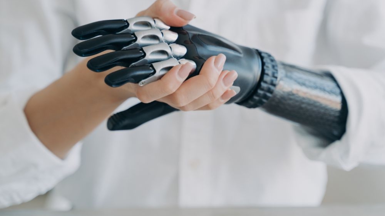 high-tech-carbon-electronic-hand-modern-technology-5ZWABQ7