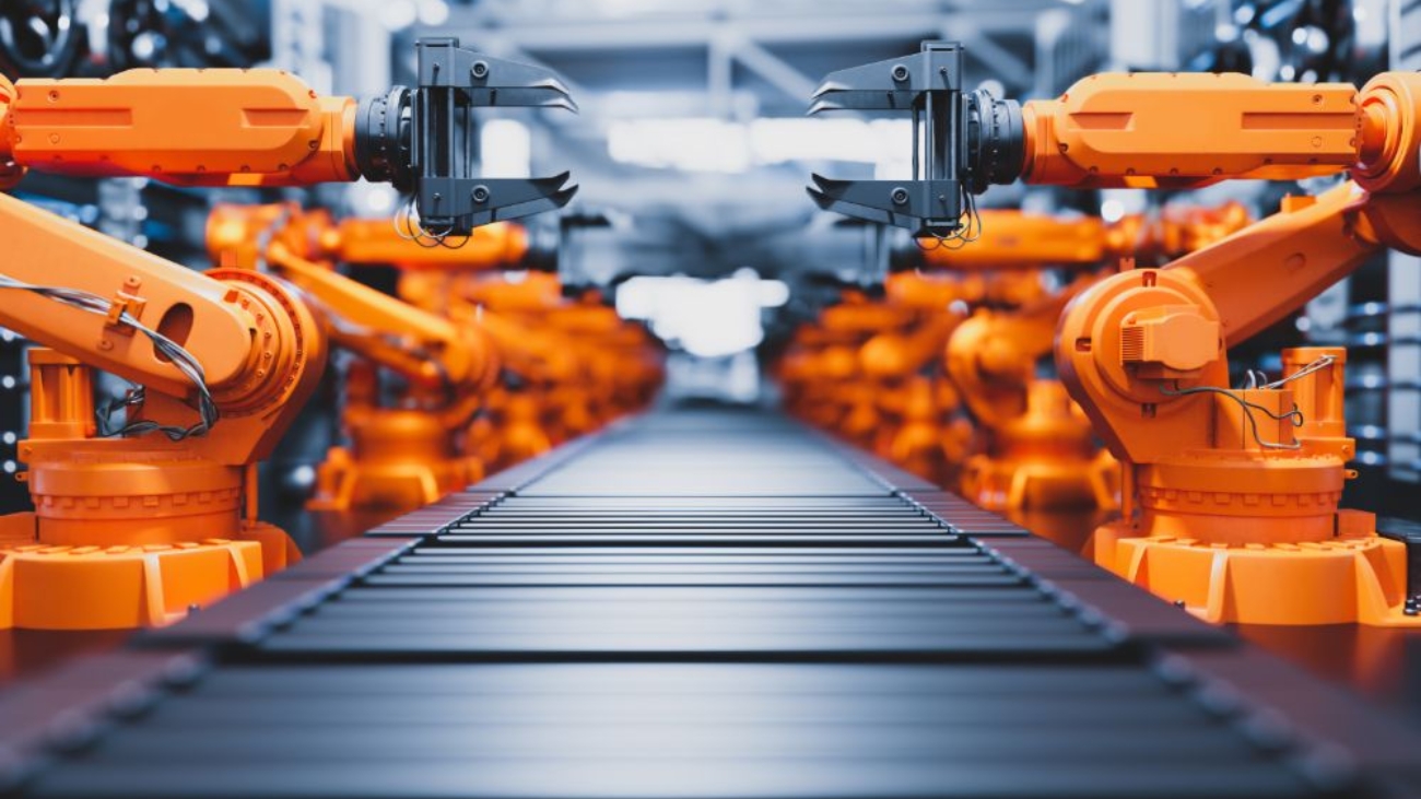 robotic-arms-along-assembly-line-in-modern-factory-X4A22ZU